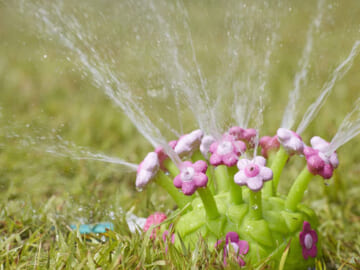 Melissa & Doug Sunny Patch Pretty Petals Flower Sprinkler Toy $9.50 (Reg. $24.99) – FAB Ratings! With Hose Attachment