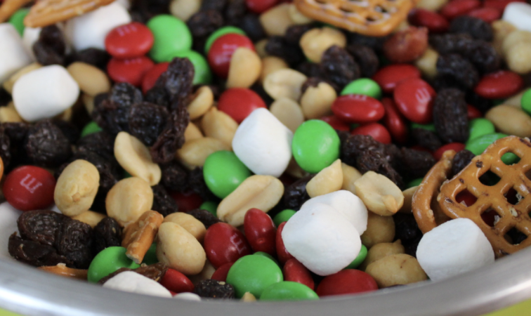DIY Holiday Trail Mix + Free Printable Gift Tags! (Easy Last Minute Gift Idea!)